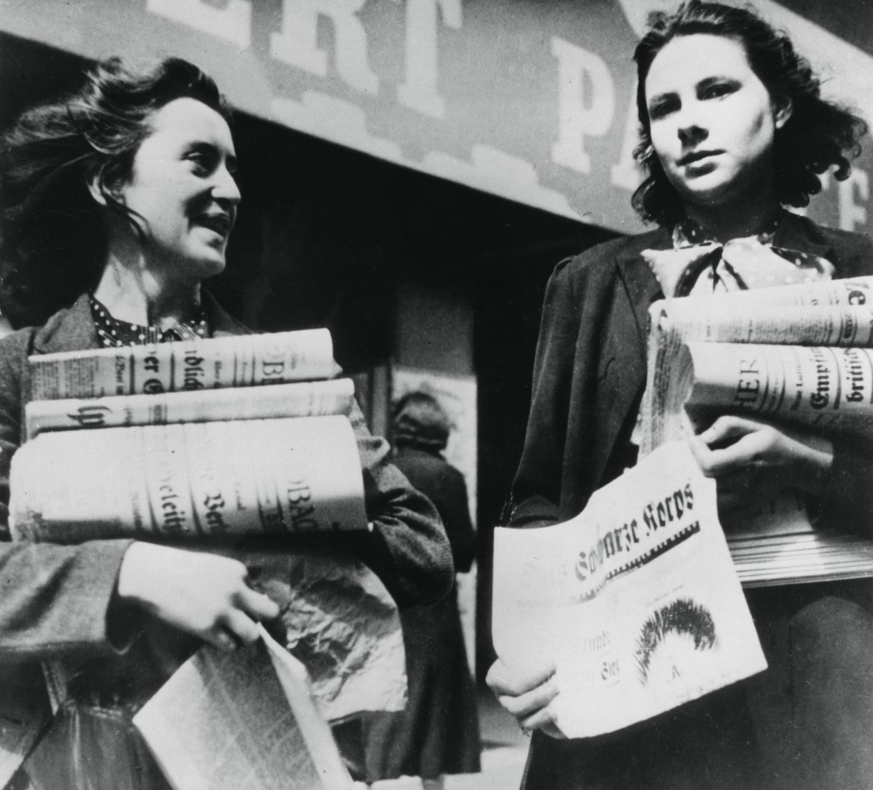 Ženy prodávající německé noviny, Němci okupovaná Paříž, 19. července 1940 od Unbekannt