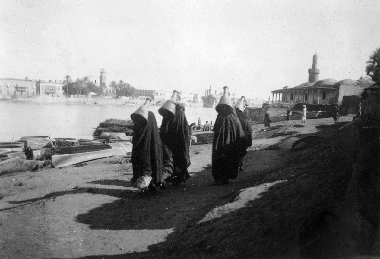 Ženy nosičky vody, řeka Tigris, Bagdád, Irák, 1917-1919 od Unbekannt