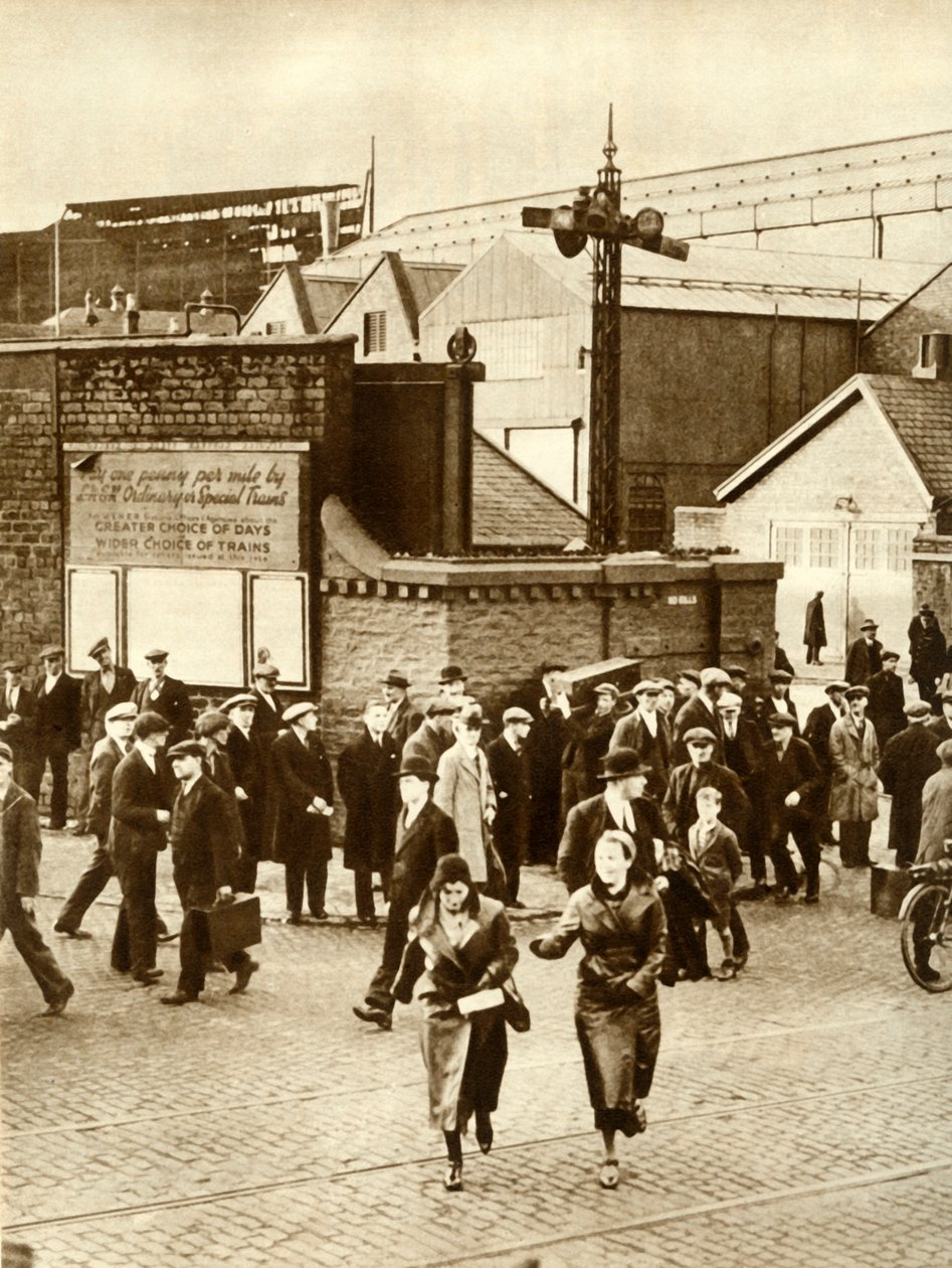 Dělníci odcházející... poté, co byla stavba Cunarder 534 pozastavena, prosinec 1931, 1935. od Unbekannt