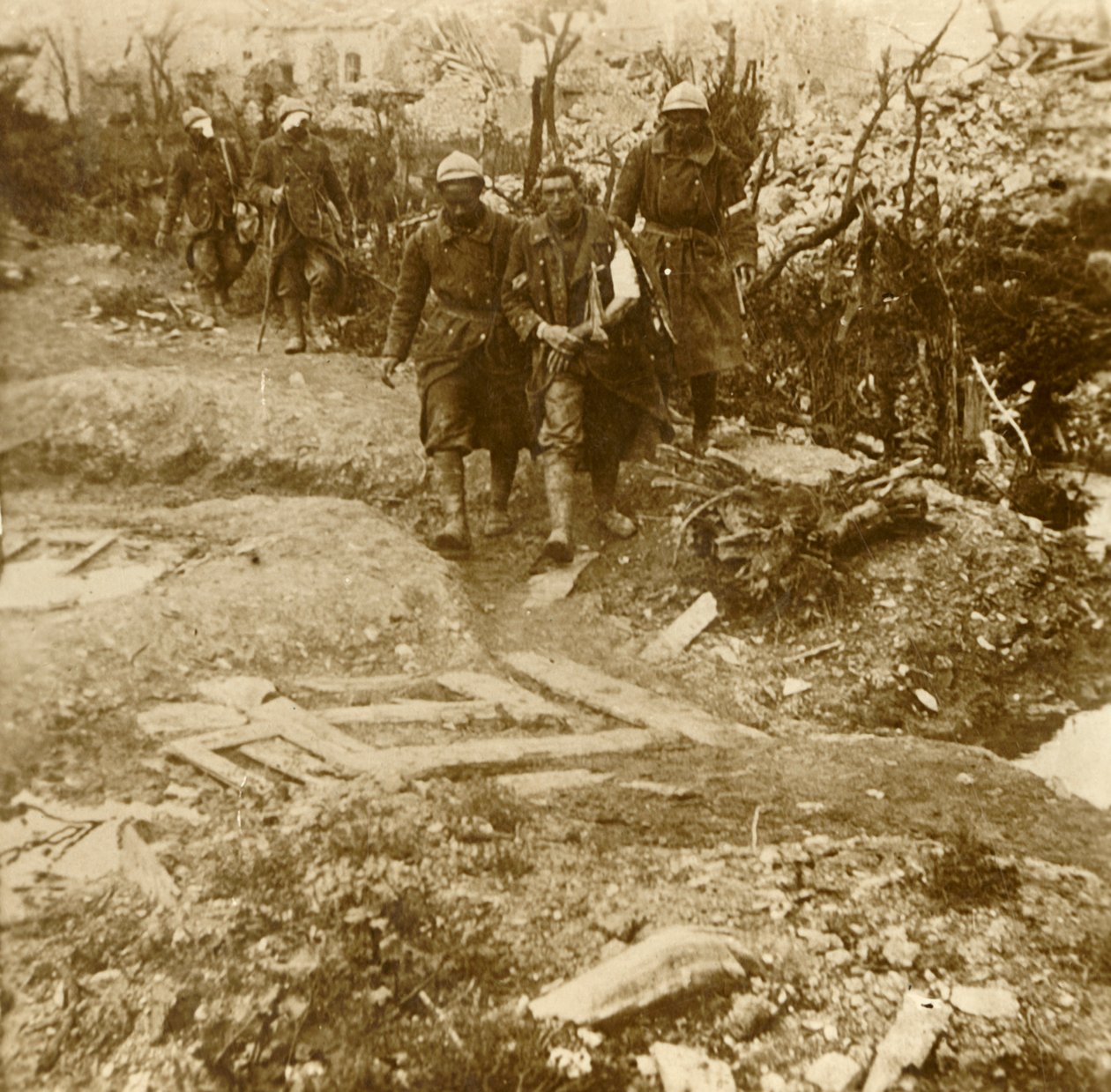Zranění francouzští pěšáci přijíždějící do Chateau dEsnes, Verdun, severní Francie, 1916 od Unbekannt