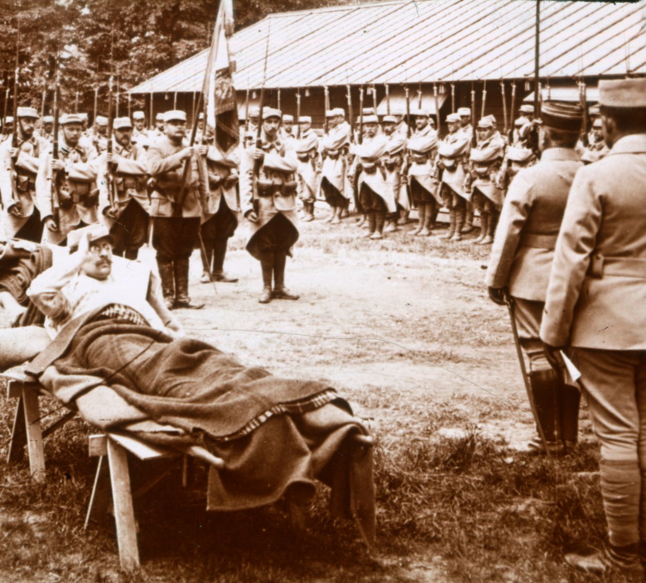 Zraněný důstojník salutuje vlajce, c1914-c1918 od Unbekannt