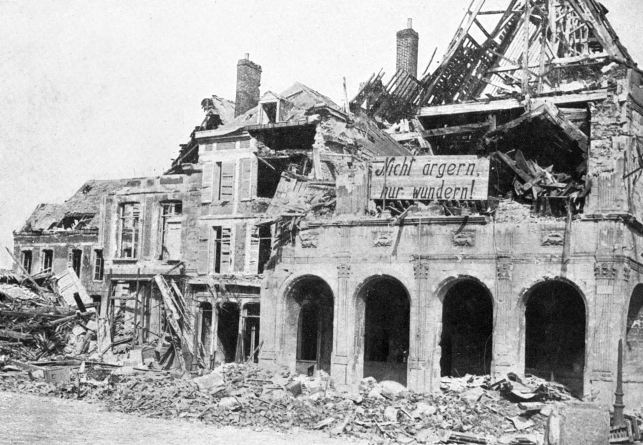 Zbořená budova, Grande Place, Peronne, Francie, první světová válka, 1917, c1920 od Unbekannt