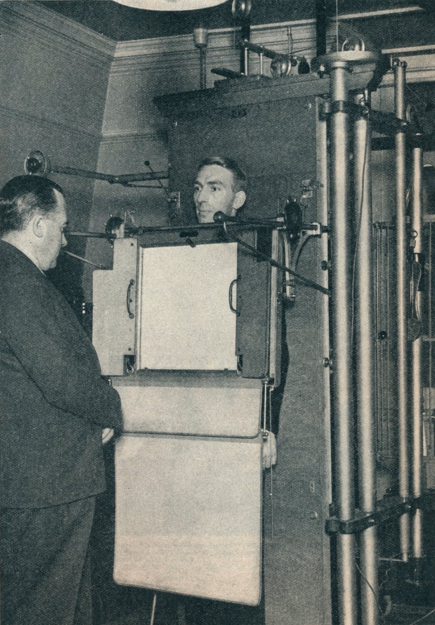 Rentgenový přístroj používaný pro vyšetřování případů podezření na onemocnění srdce nebo plic, c1935 c1937 od Unbekannt