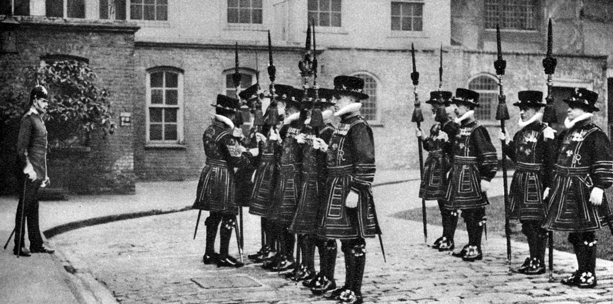 Yeomen Warders na přehlídce v Tower of London, 1926-1927 od Unbekannt