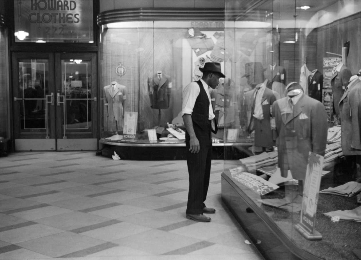 Young Man Window Shopping, Spojené státy americké, cca 1941 (černobílá fotografie) od Unbekannt