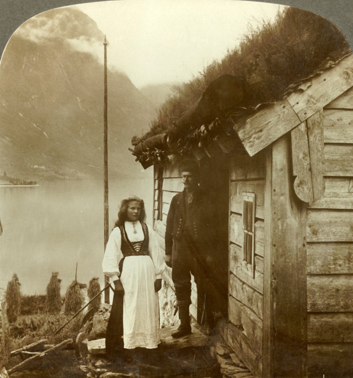Mladí farmáři ze země Nordfjord - před jejich domem na chalupě, Norsko, c1905. od Unbekannt