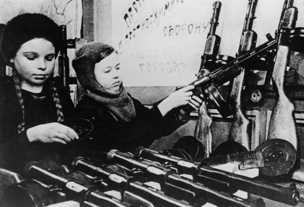 Mladé dívky sestavující kulomety v ruské továrně, 1943 od Unbekannt