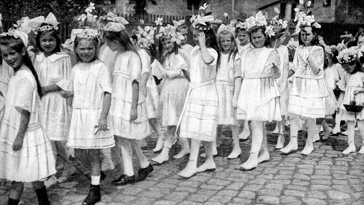 Mladé dívky na církevním festivalu, Berlín, Německo, 12922 od Unbekannt