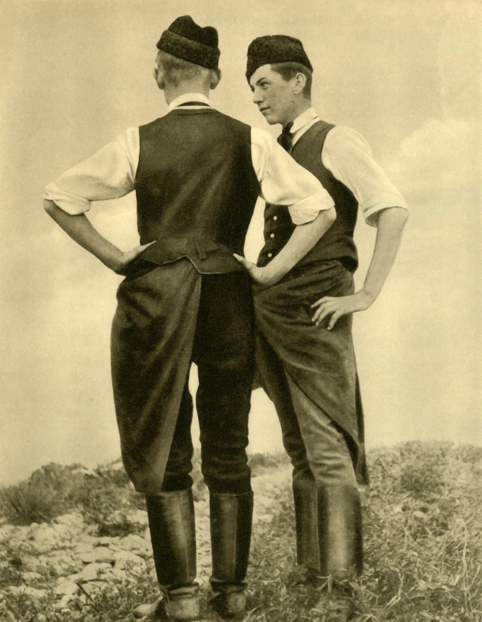 Mladí muži v kroji, Burgenland, Rakousko, c1935. od Unbekannt