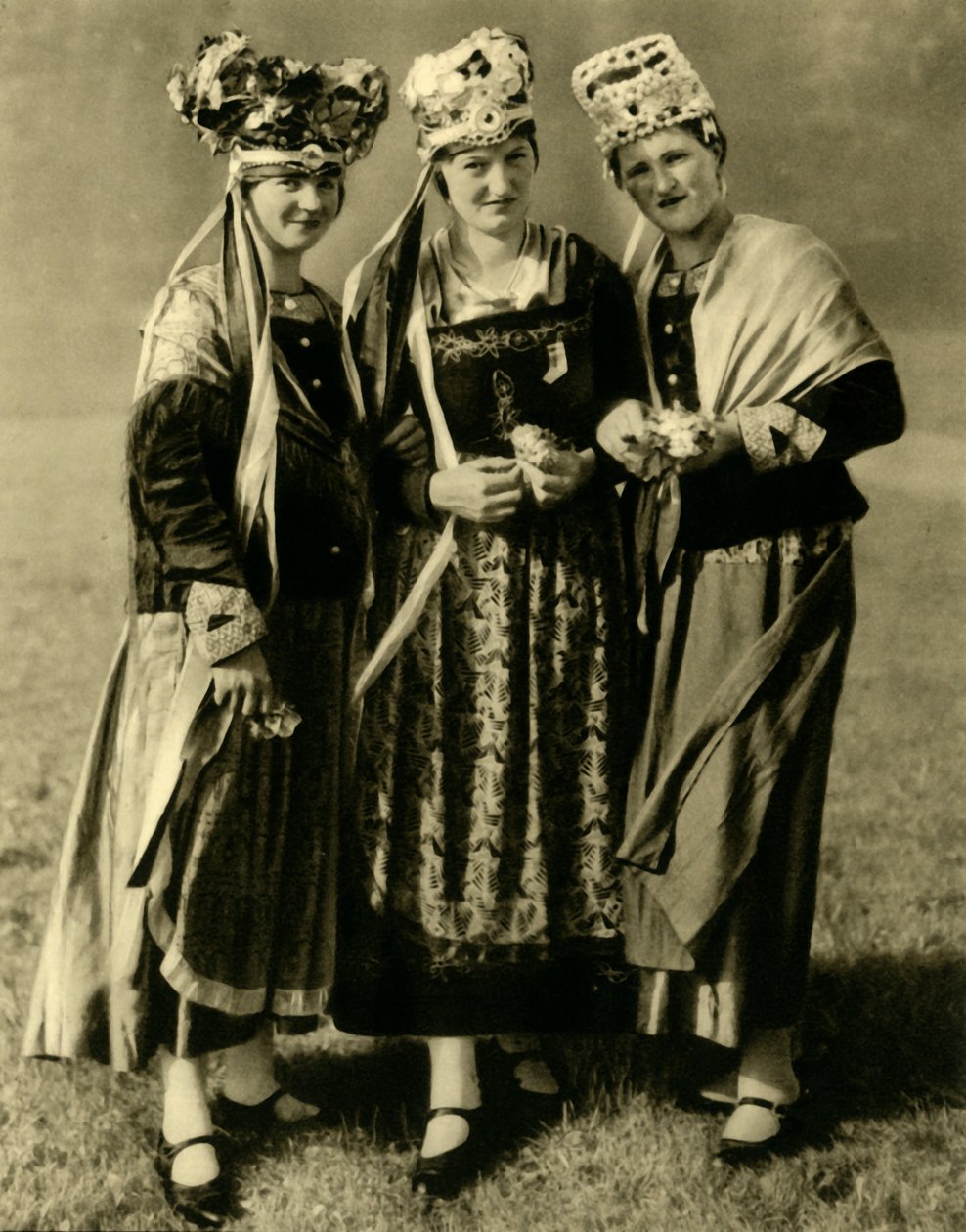 Mladé ženy v tradičním kroji, Štýrsko, Rakousko, c1935. od Unbekannt