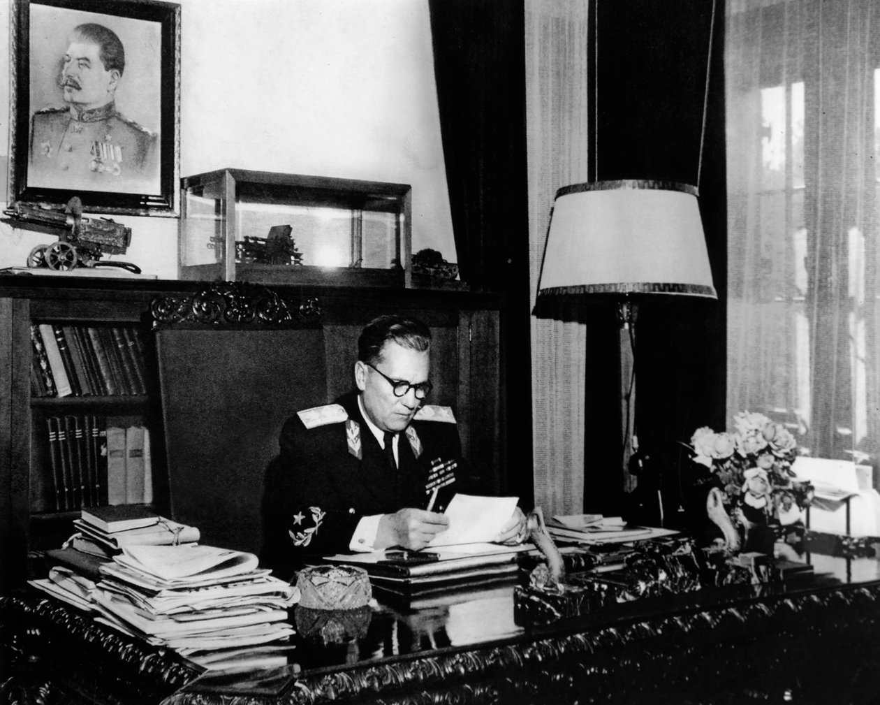 Jugoslávský vůdce maršál Josip Broz Tito ve své kanceláři, Bělehrad, Jugoslávie, c1946-c1947. od Unbekannt