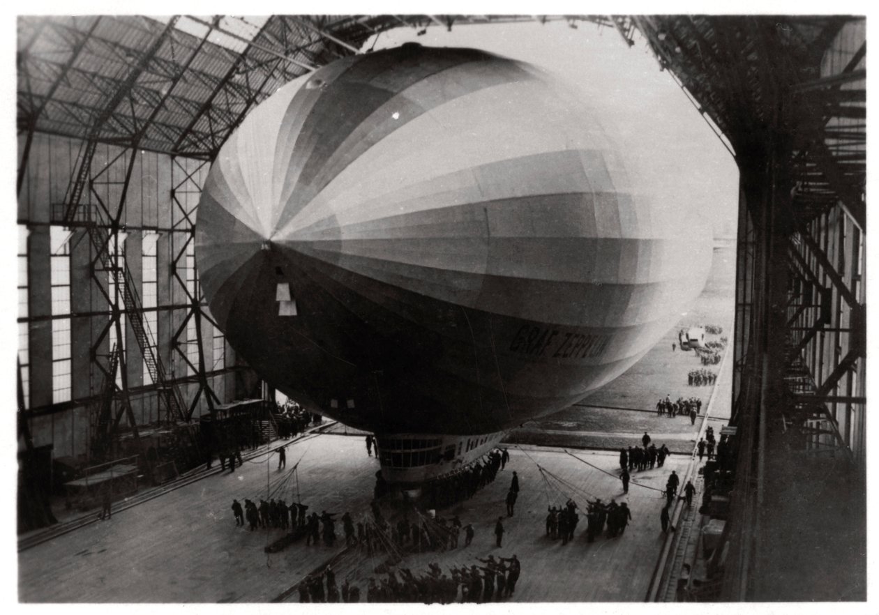 Zeppelin LZ 127 Graf Zeppelin vstupuje do hangáru, 1933 od Unbekannt
