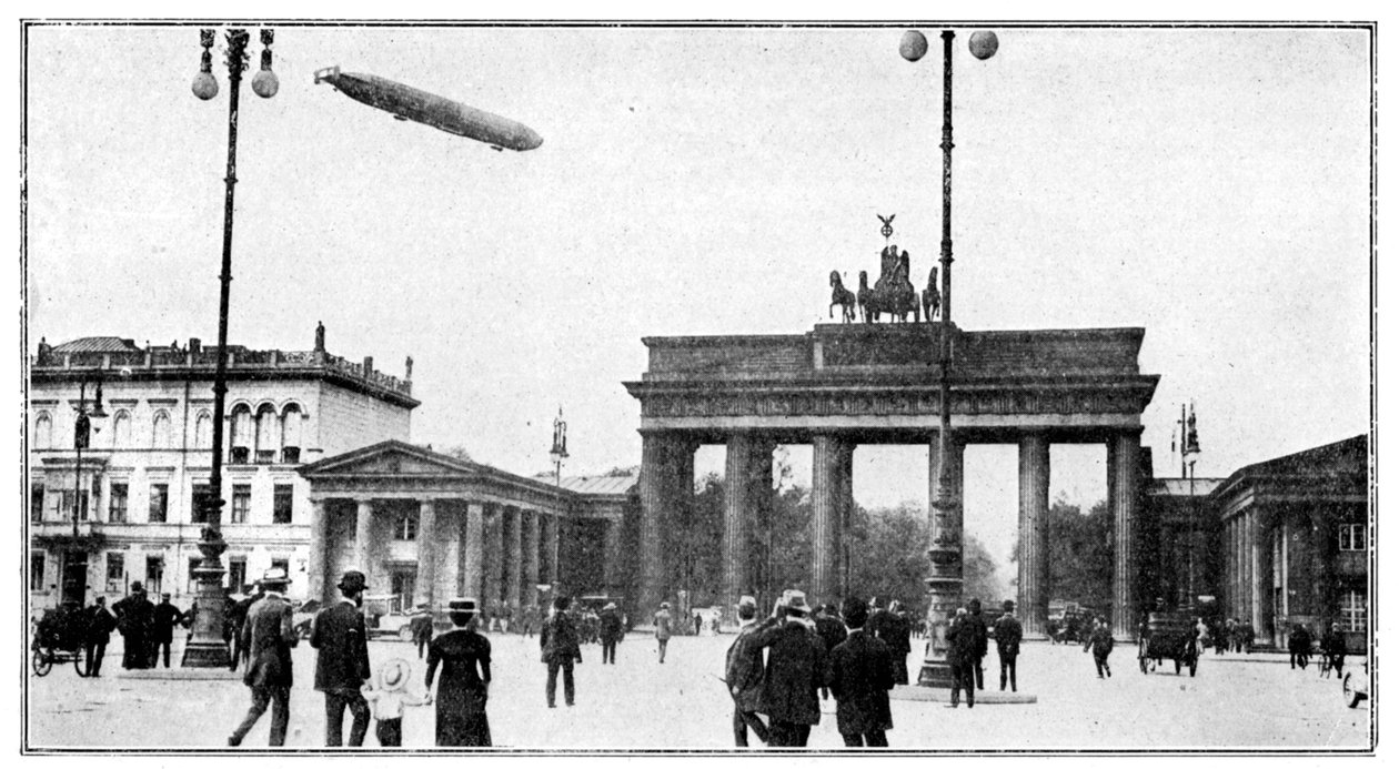 Vzducholoď Zeppelin proplouvající Braniborskou bránou, Berlín, první světová válka, 1914 od Unbekannt