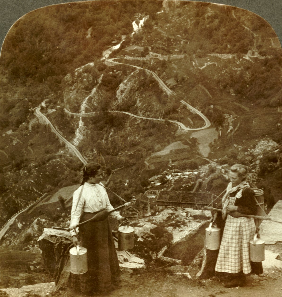 Kličkování slavné silnice Grjotlid - horské dojičky podél cesty poblíž Maroku, Norsko, c1905. od Unbekannt