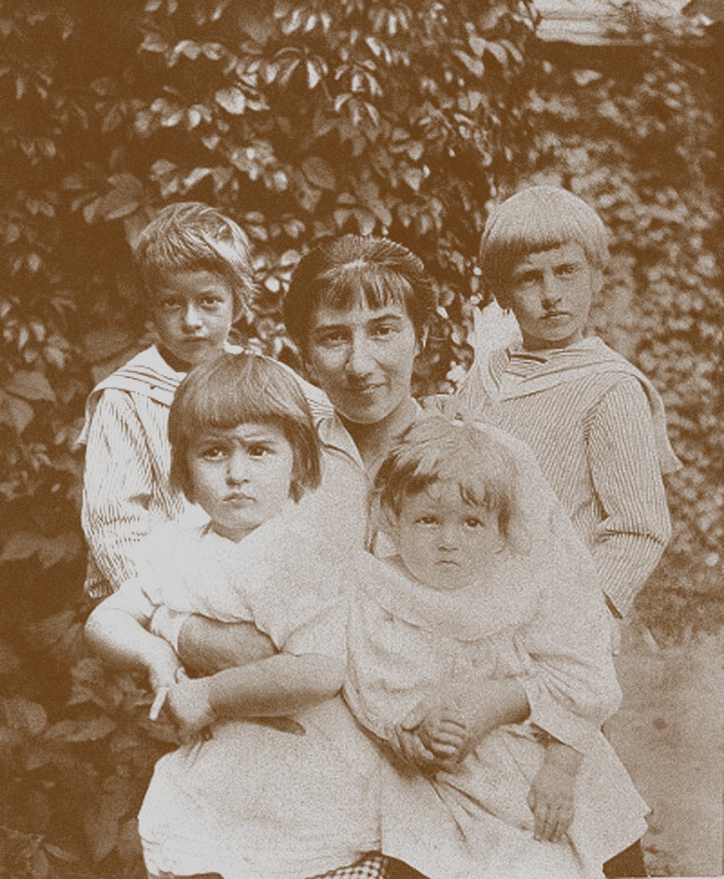 Zinaida Serebriakova se svými dětmi, 20. léta 20. století od Unbekannt