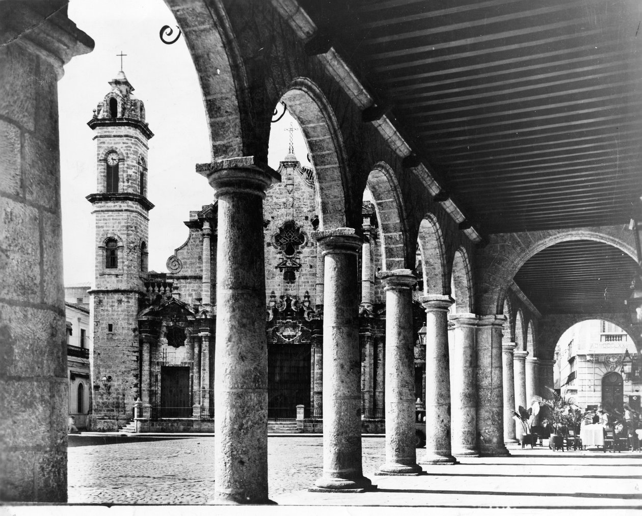 Pohled na starou katedrálu v Havaně je orámován nádhernými oblouky přilehlé budovy, 1954 od Unbekannt Unbekannt