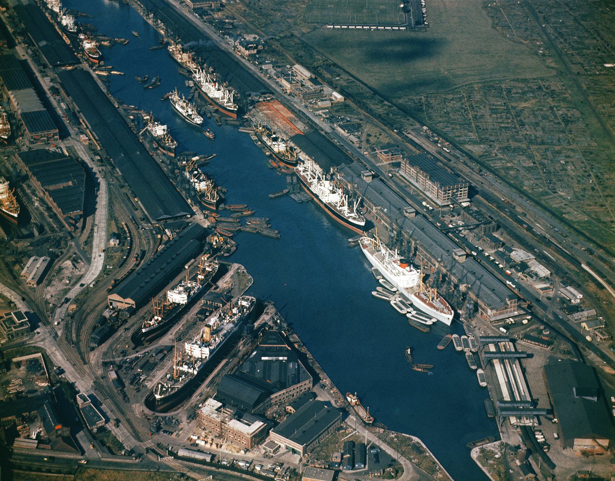 Letecký pohled na Royal Albert Docks, otevřený v roce 1880 od Unbekannt Unbekannt