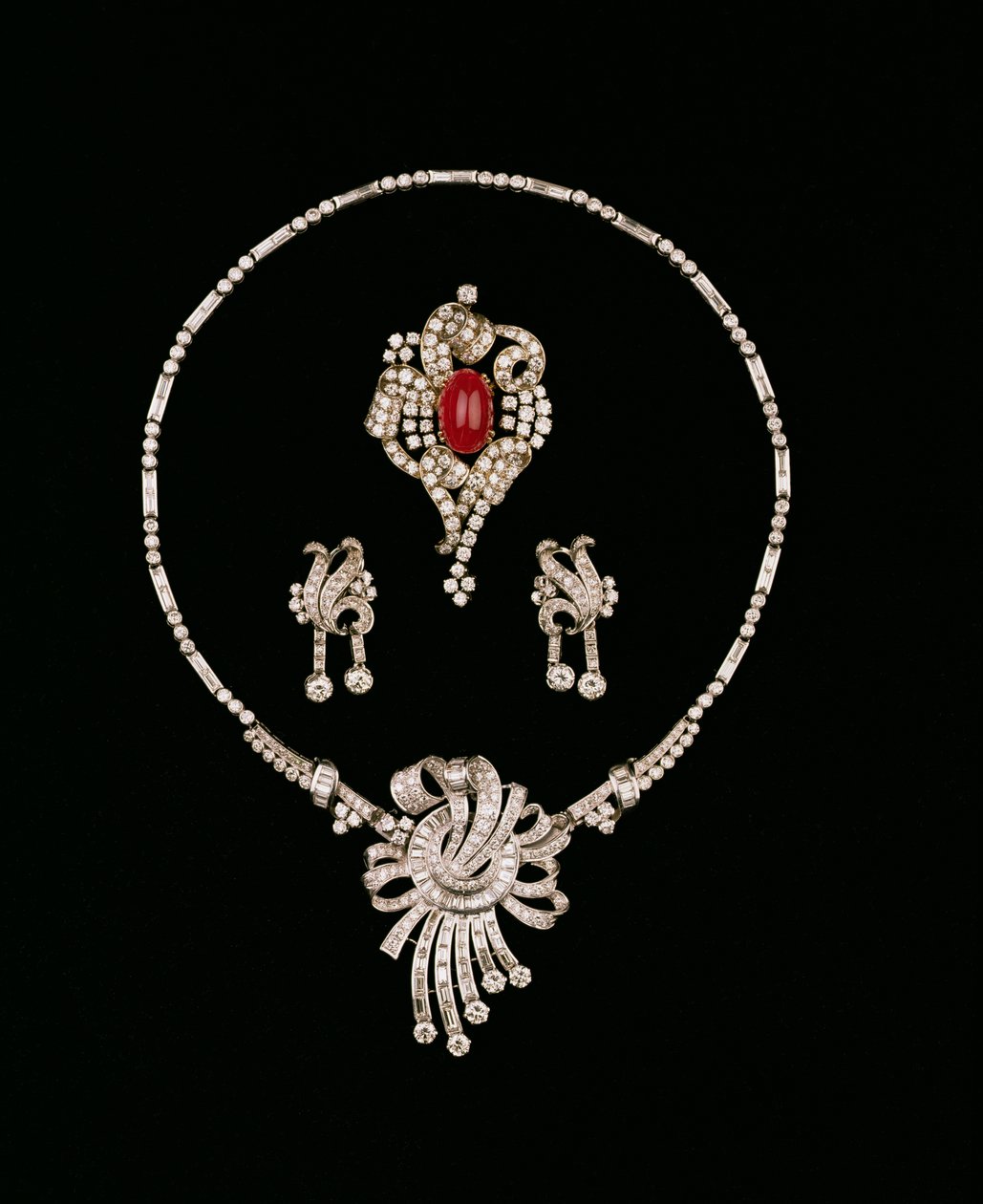 Diamantové šperky ve stylu Art Deco: přívěsek s diamantovou broží bageta, brož s kabošonem s rubínem a diamantem, náušnice s diamantovým přívěskem od Unbekannt Unbekannt