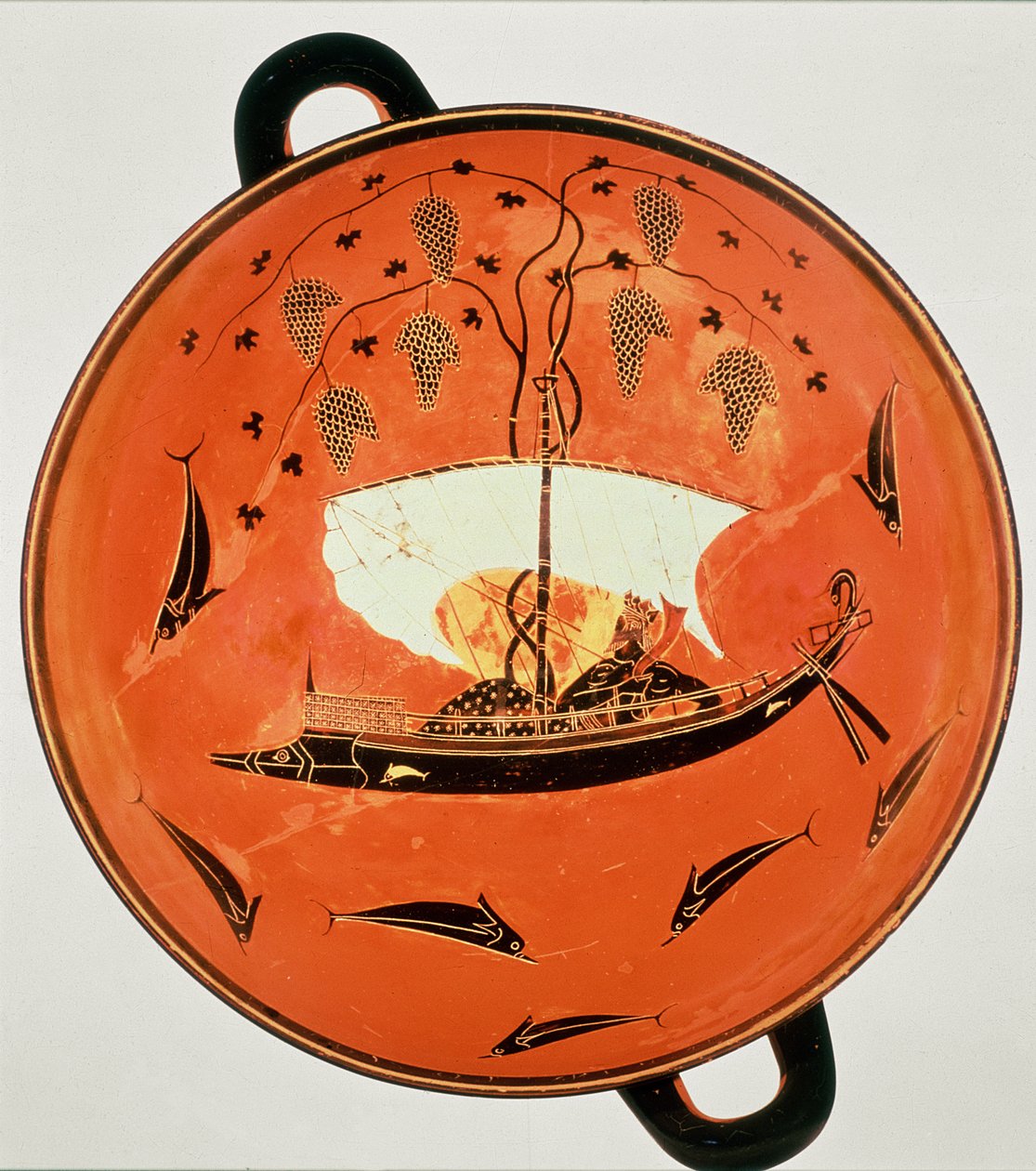 Černofigurový kylix, vnitřní pohled zobrazující Dionýsa na člunu s vinnou révou, Exekias, malíř sirén, 6. století před naším letopočtem od Unbekannt Unbekannt