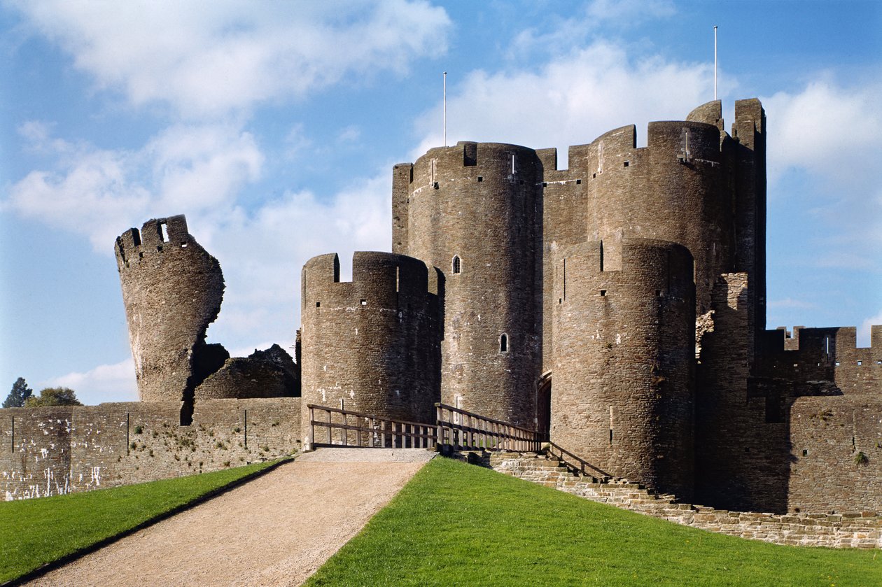 Zámek Caerphilly, vnější pohled zobrazující most a šikmou věž, anglická škola, (13. století), dokončeno 1277, Glamorgan, Wales od Unbekannt Unbekannt