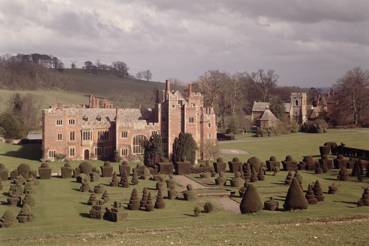 Exteriér ukazuje zahradu topiary a kostel za ní, Compton Wynyates, Warwickshire, konec 15. a začátek 16. století od Unbekannt Unbekannt