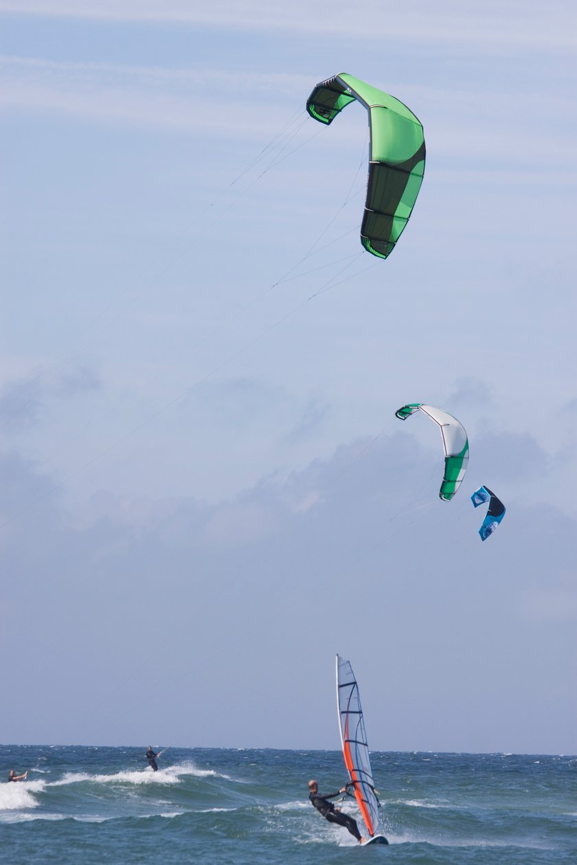 Německo, stát Šlesvicko-Holštýnsko, ostrov Sylt, surfování na padácích a windsurfing na vlnách v moři od Unbekannt Unbekannt