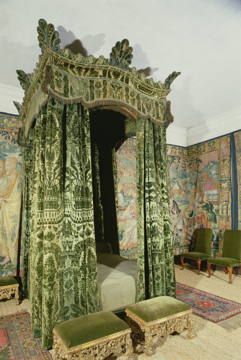 Interiér Hardwick Hall, Derbyshire, ukazující Green Bed-Chamber s původním nábytkem a závěsy ze 16. století (H8044) od Unbekannt Unbekannt