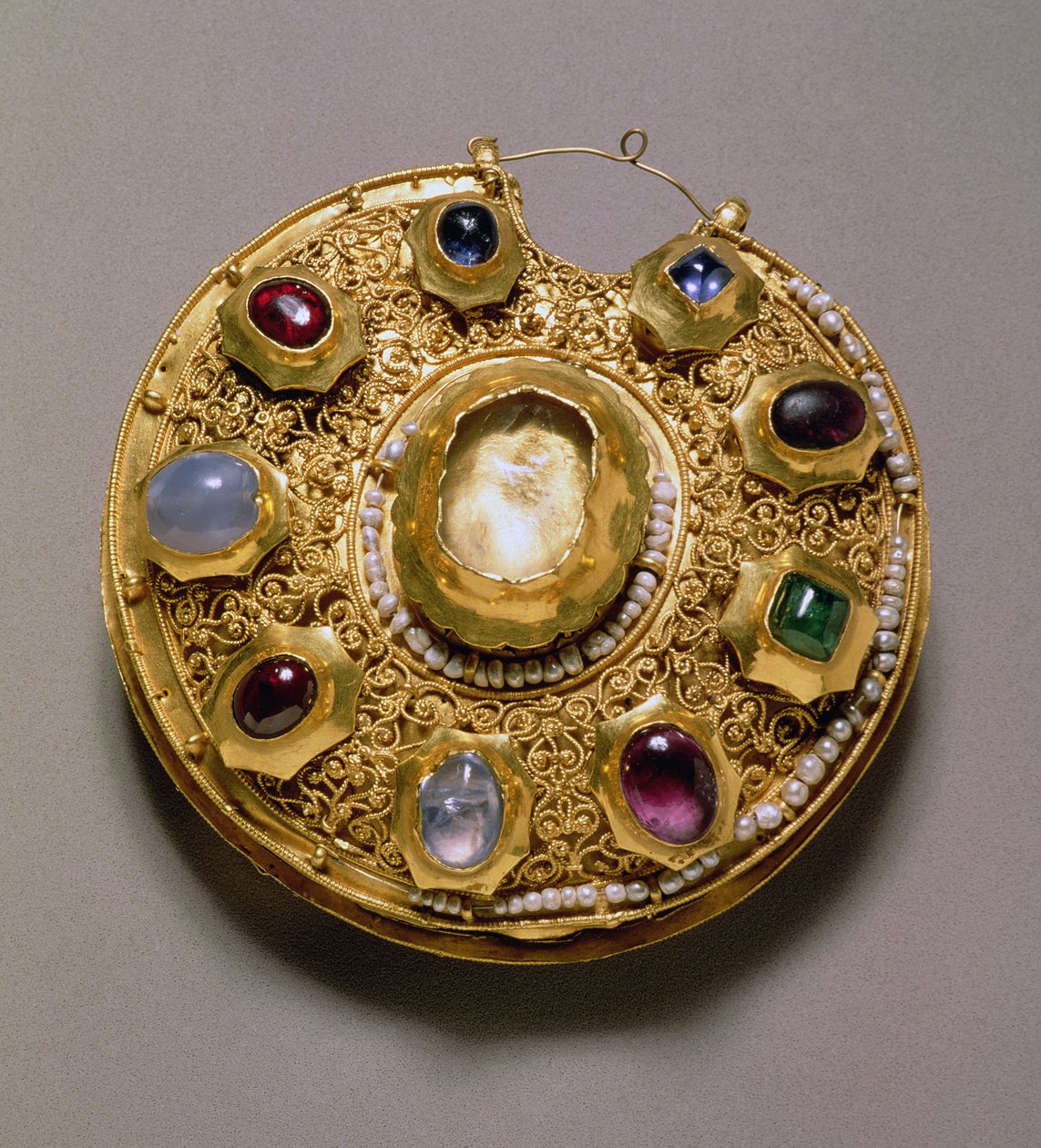 Koltův medailon, zlatá sada s perlami a šperky, cloisonne, email, filigránová a granulovaná výzdoba, Rjazaň, 12. stol. od Unbekannt Unbekannt