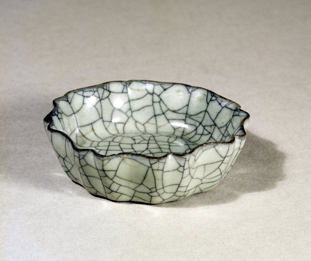 Kuan ware kartáč myčka lisovaná s osmi laloky a vroubkovaným okrajem, dynastie Sung (960-1279) od Unbekannt Unbekannt