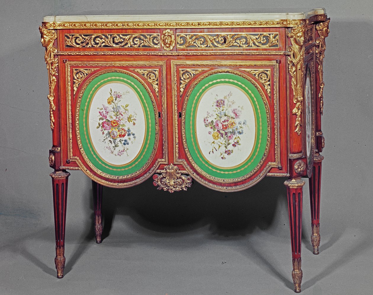 Skříň Ludvíka XVI., zn. M.Carlin JME, zdobená plaketami ormolu a Sevres, kolem roku 1774 od Unbekannt Unbekannt