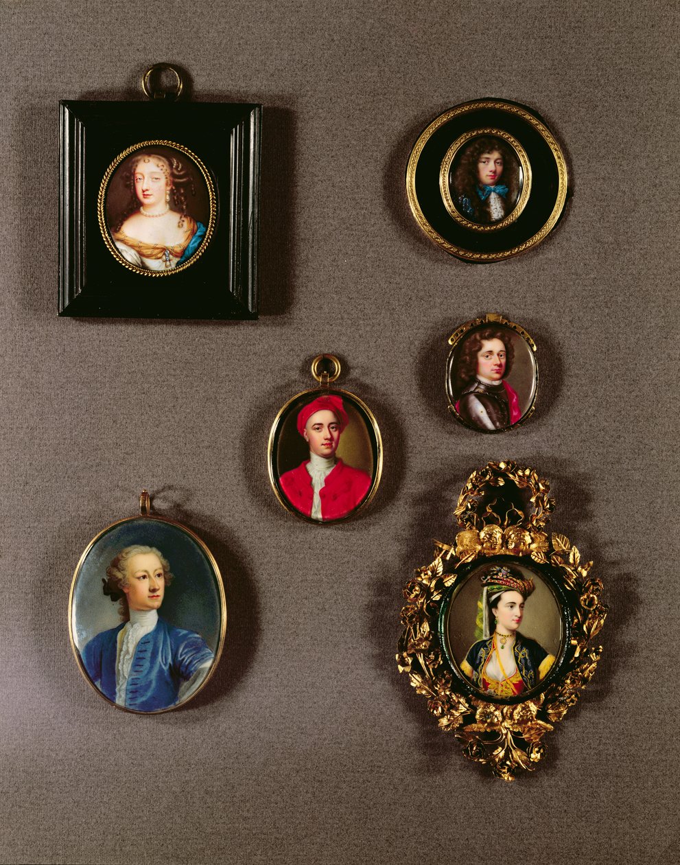 Miniatury z LtoR, TtoB: Frances Teresa Stuartová, vévodkyně z Richmondu a Lennoxu (podrobnosti viz 97685) od Jeana Petitota (1607-91); Autoportrét Jeana Petitota (1607-91); Charles Fitzroy, druhý vévoda o od Unbekannt Unbekannt