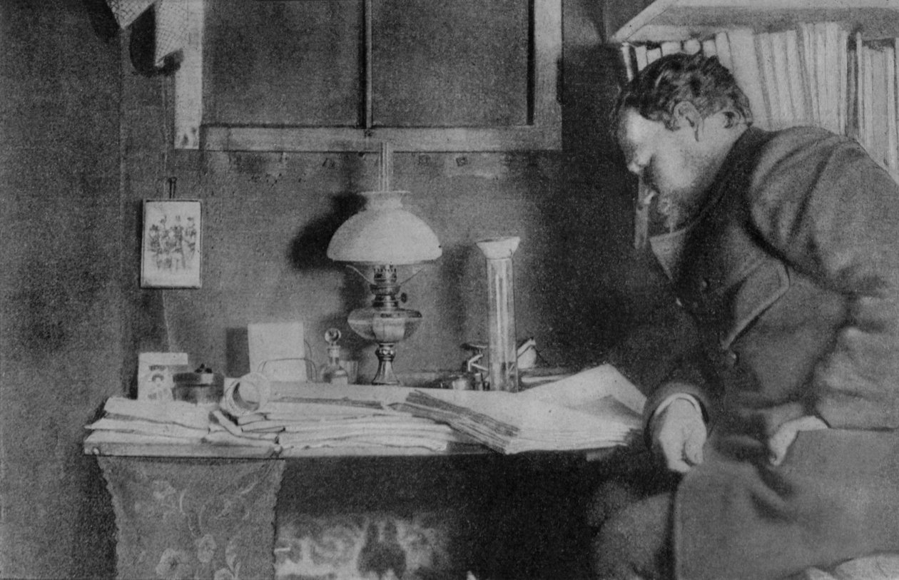 Otto Nordenskjöld u svého stolu, Snow Hill, Antarktida, 1901-03 od Unbekannt Unbekannt