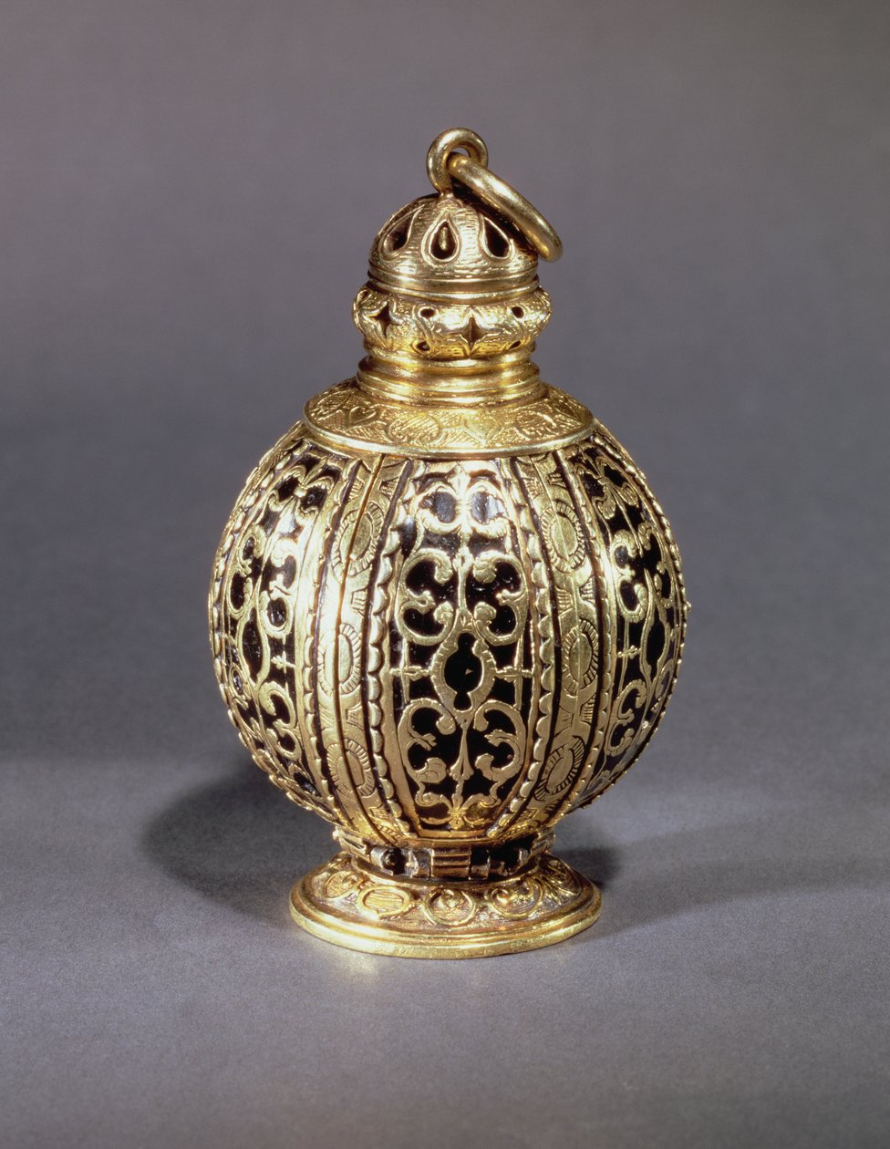 Pomander, zdobený rýhovaným svitkem uzavírajícím černý smalt, stříbrně zlacený, pravděpodobně anglický, kolem 1580 od Unbekannt Unbekannt