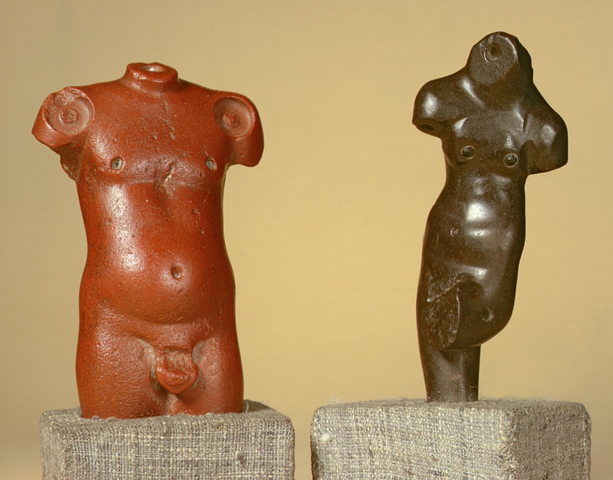 Mužské torzo z červeného pískovce a tanečník z šedého pískovce, Harappa, 2300-1750 př.n.l. od Unbekannt Unbekannt
