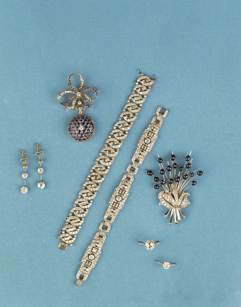 Výběr art deco šperků: článkové náramky; safírové a diamantové náramkové hodinky; solitérní prsteny; kabošonová safírová brož ve spreji (diamant) od Unbekannt Unbekannt