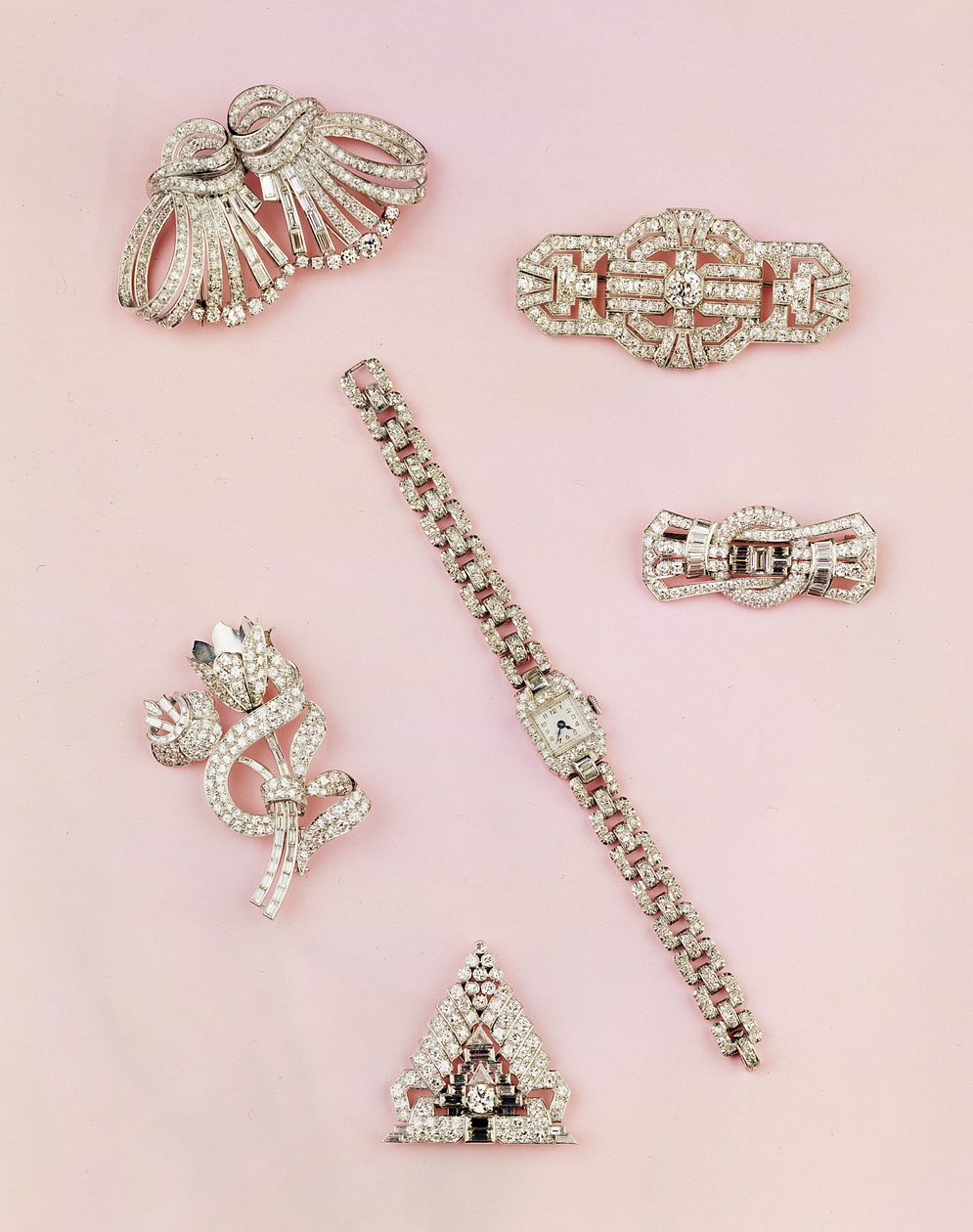 Výběr diamantových šperků: bageta a brož s diamantovým sprejem ve tvaru markýzy; Diamantový klip ve stylu Art Deco; panelová diamantová brož; dámské diamantové hodinky s podlouhlým pouzdrem od Unbekannt Unbekannt