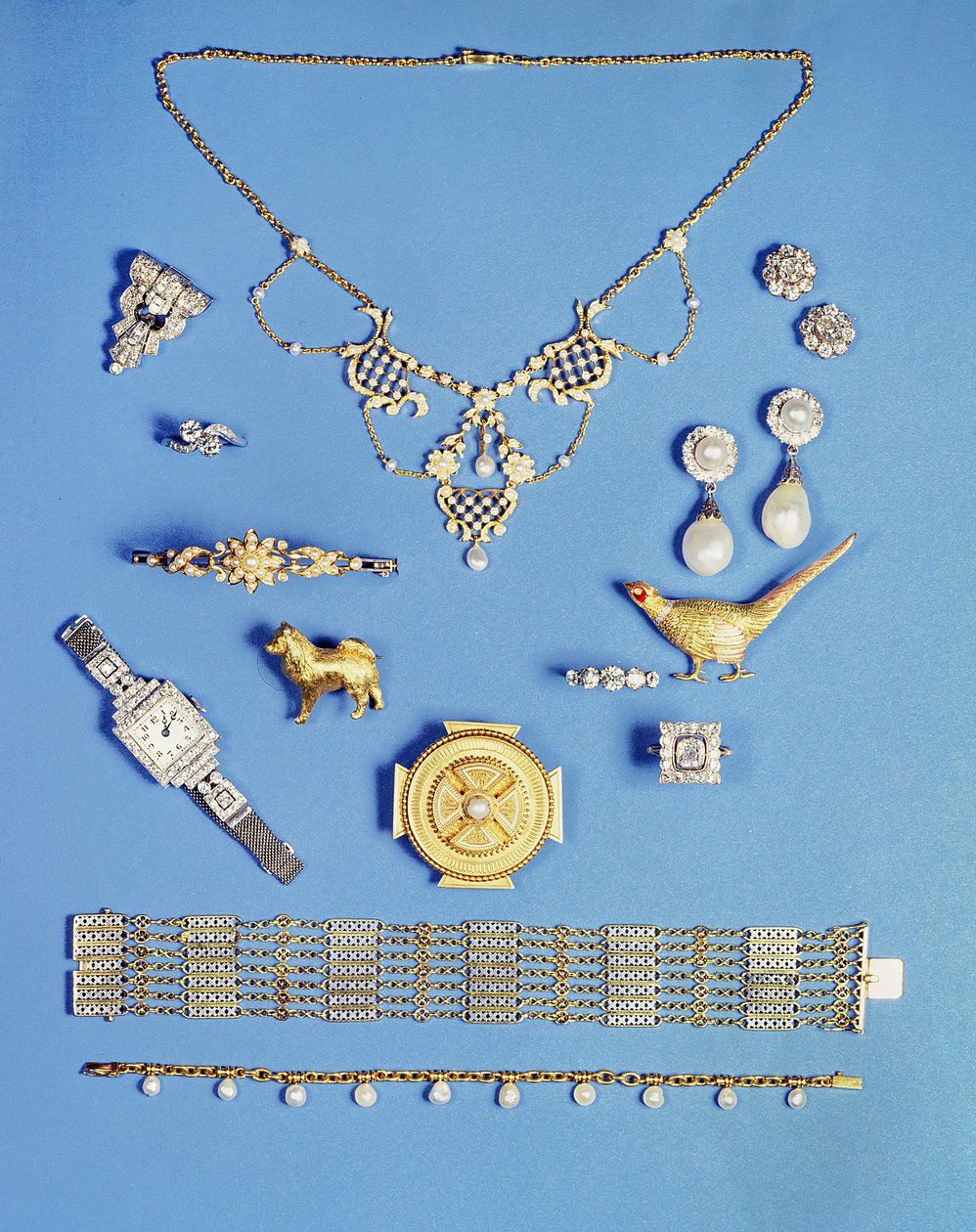 Výběr šperků: perla a zlatý přívěsek; Brož s diamantovou sponou ve stylu Art Deco; perlové náušnice; Zlatá brož keltského stylu; edwardiánský řetízkový náramek; brož na bažanta; poloperleťový zlatý náramek na pantech od Unbekannt Unbekannt