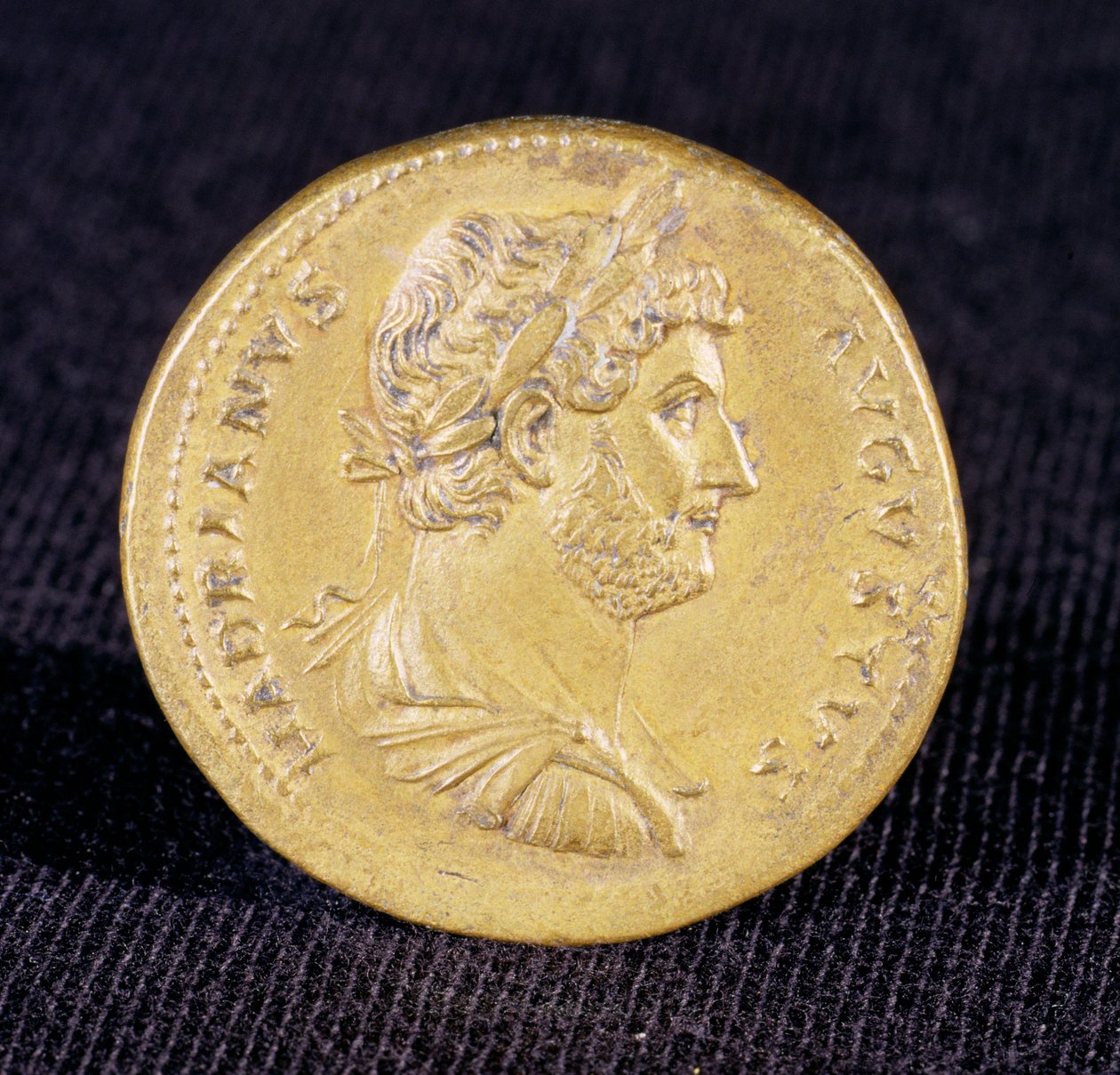 Sestertius z Hadriana z Newcastle Upon Tyne, 132 n. l. ukazuje bustu Hadriana jako vítězného velitele od Unbekannt Unbekannt