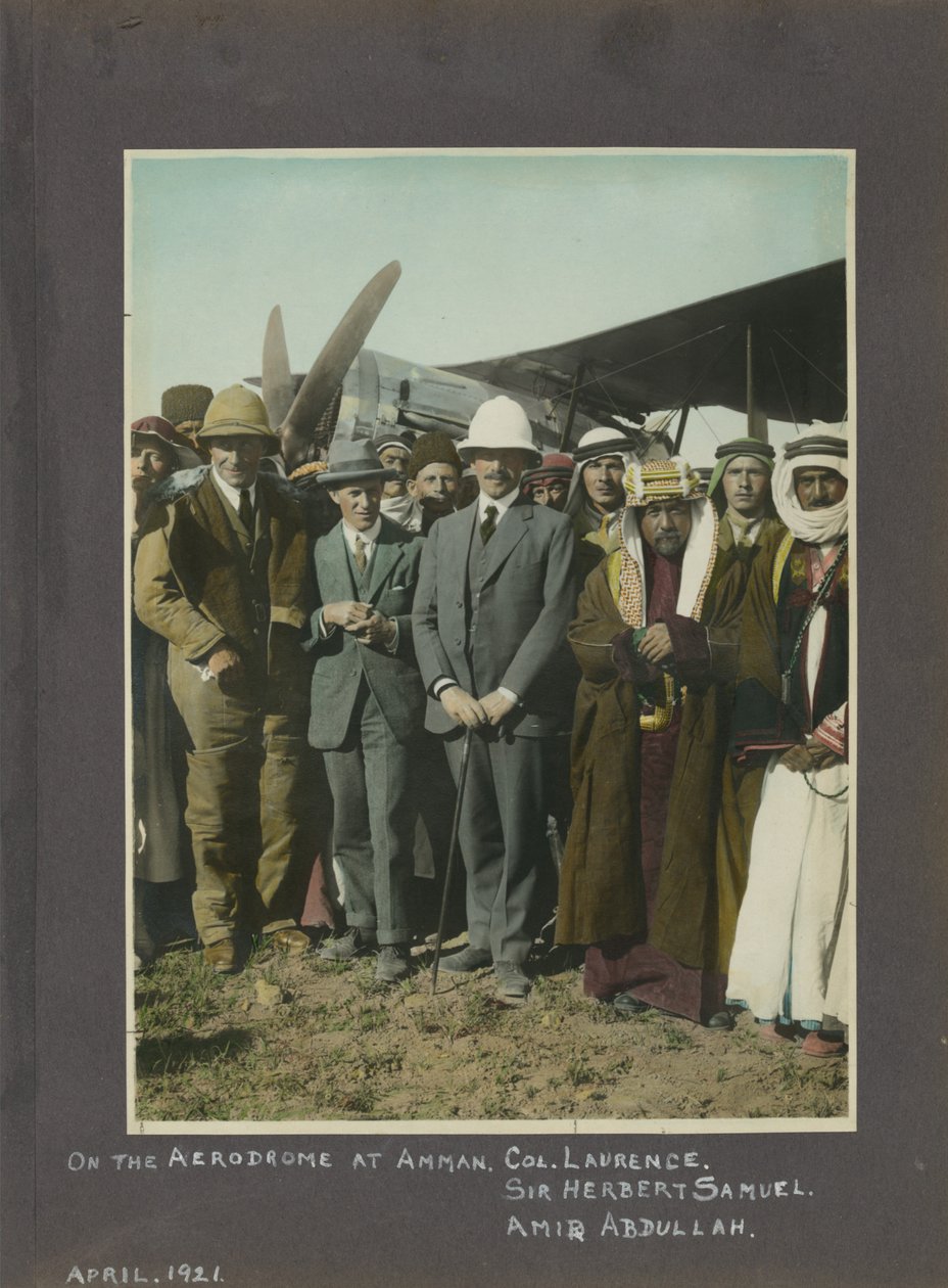 T.E. Lawrence, Sir Herbert Samuel a Amir Abdullah na letišti Ammán, Jordánsko, 1921 (ručně kolorovaný tisk) od Unbekannt Unbekannt