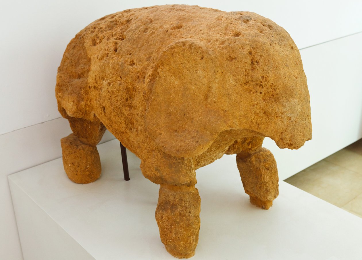 Archeologický komplex, Carmona, provincie Seville, Španělsko. Socha v muzeu slona nalezená v hrobce slona v římské nekropoli. od Unbekannt Unbekannt