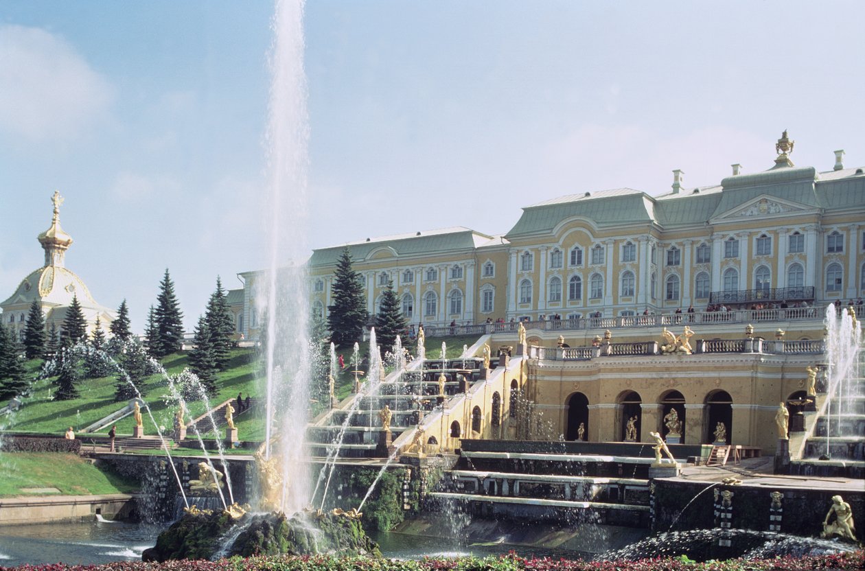 Pohled na palác Peterhof přes Samsonovu fontánu z teras od Unbekannt Unbekannt