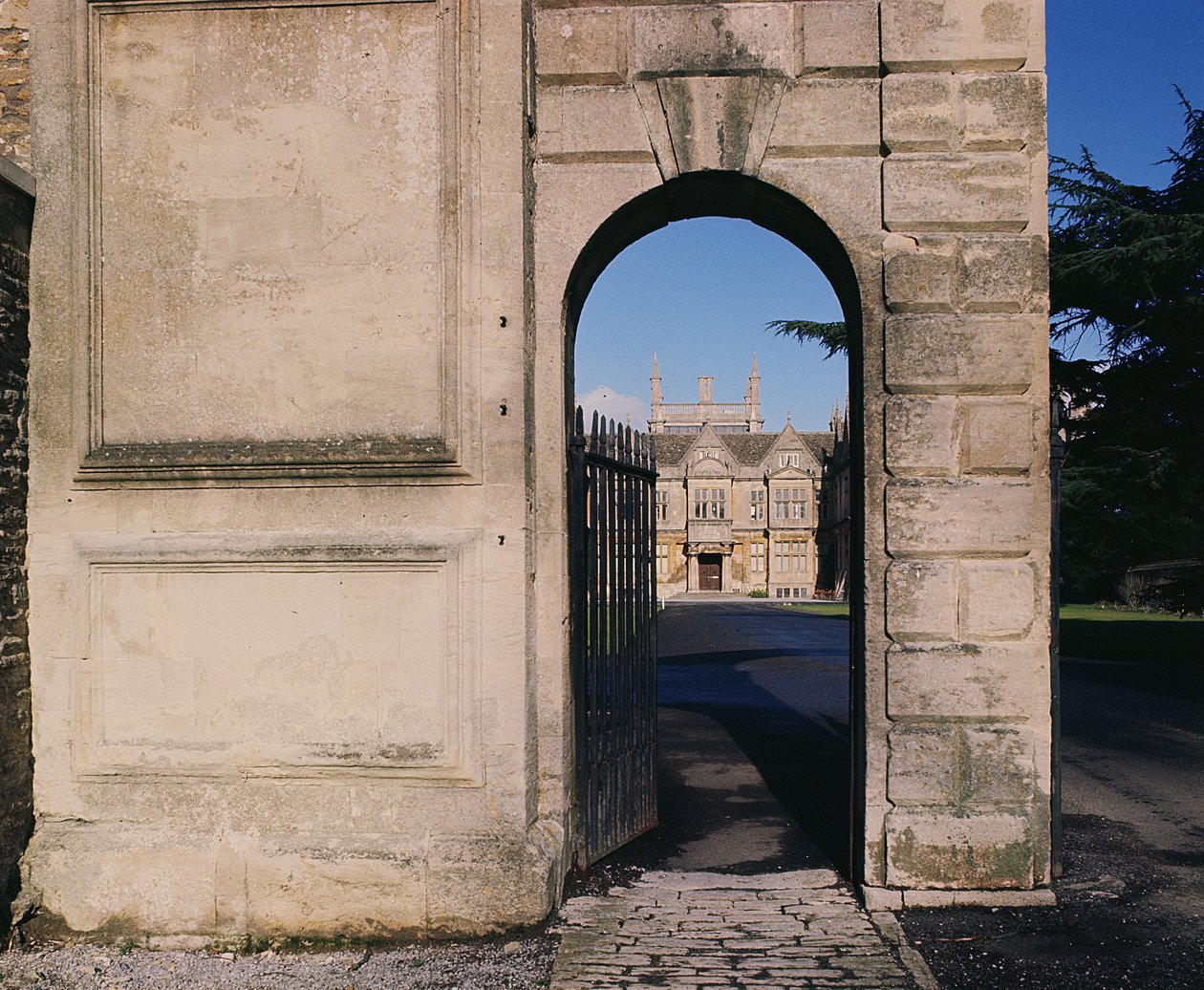 Pohled na jižní frontu přes bránu, Corsham Court, Wiltshire od Unbekannt Unbekannt