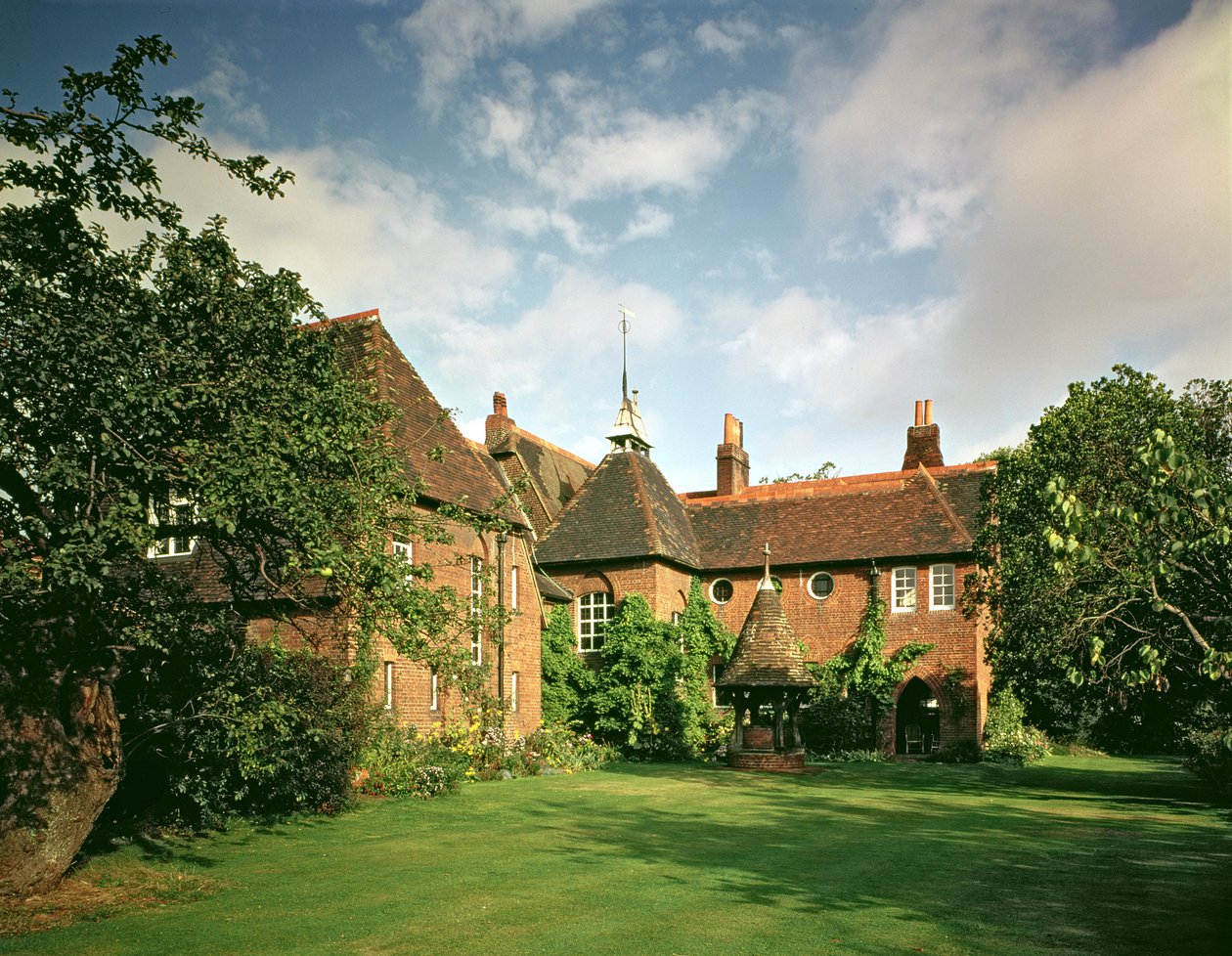 Pohled na exteriér The Red House, Bexleyheath, navržený Williamem Morrisem (1834-96) s Philipem Webbem jako architektem, dokončeno 1859 od Unbekannt Unbekannt