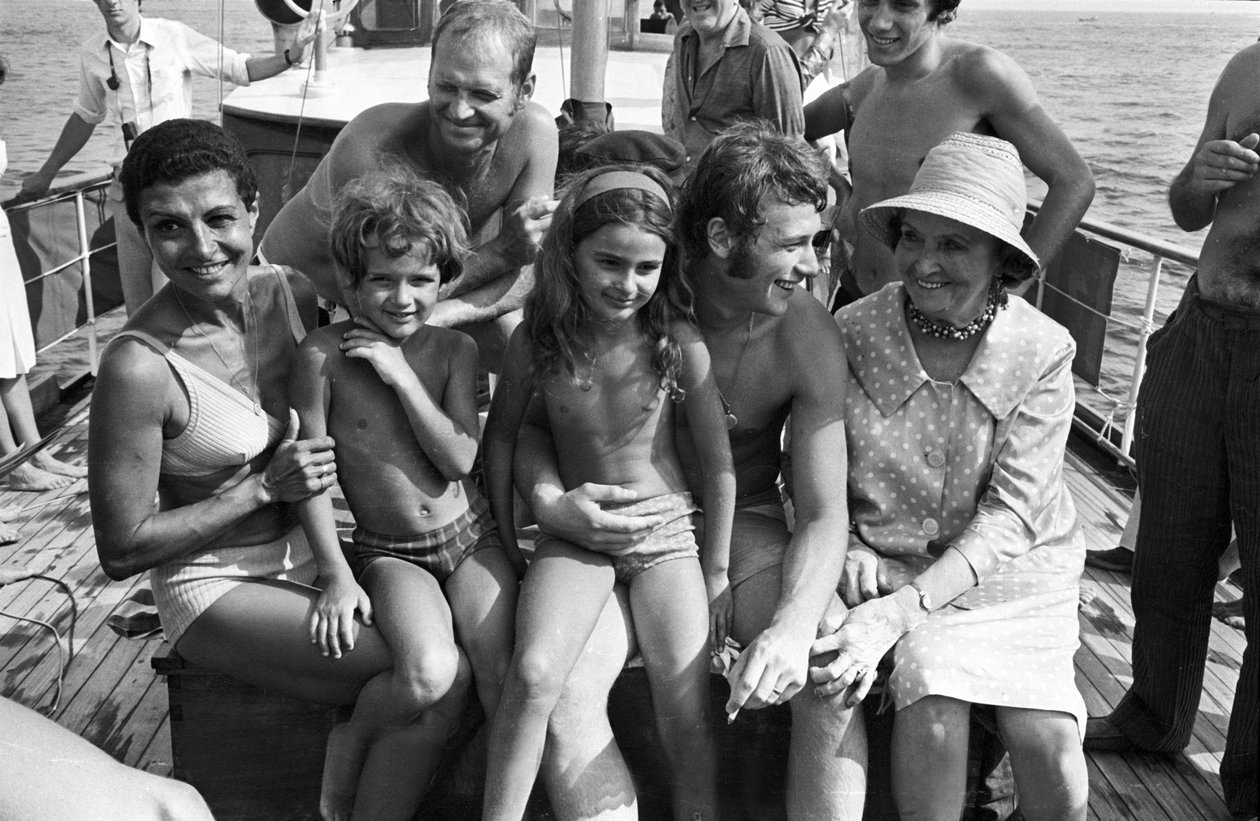 Francouzský zpěvák Johnny Hallyday během prázdnin s rodinou v roce 1967 na Francouzské riviéře se svou sestřenicí Desta od Unbekannt Unbekannt