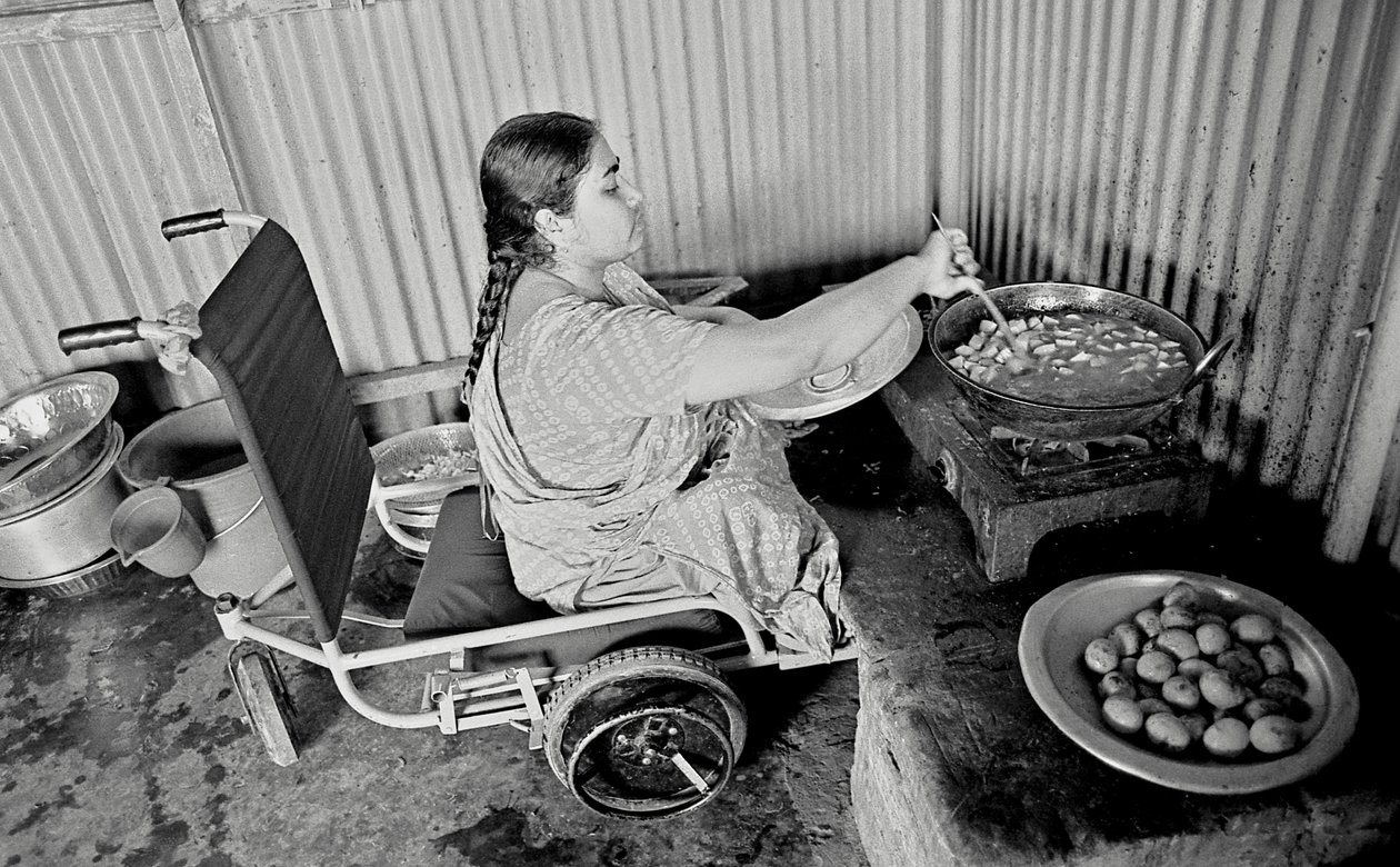 Fyzicky postižená žena připravuje jídlo pro své kolegy v Centru pro rehabilitaci ochrnutých, CRP v Savar, Dháka, Bangladéš. 2005. od Unbekannt Unbekannt