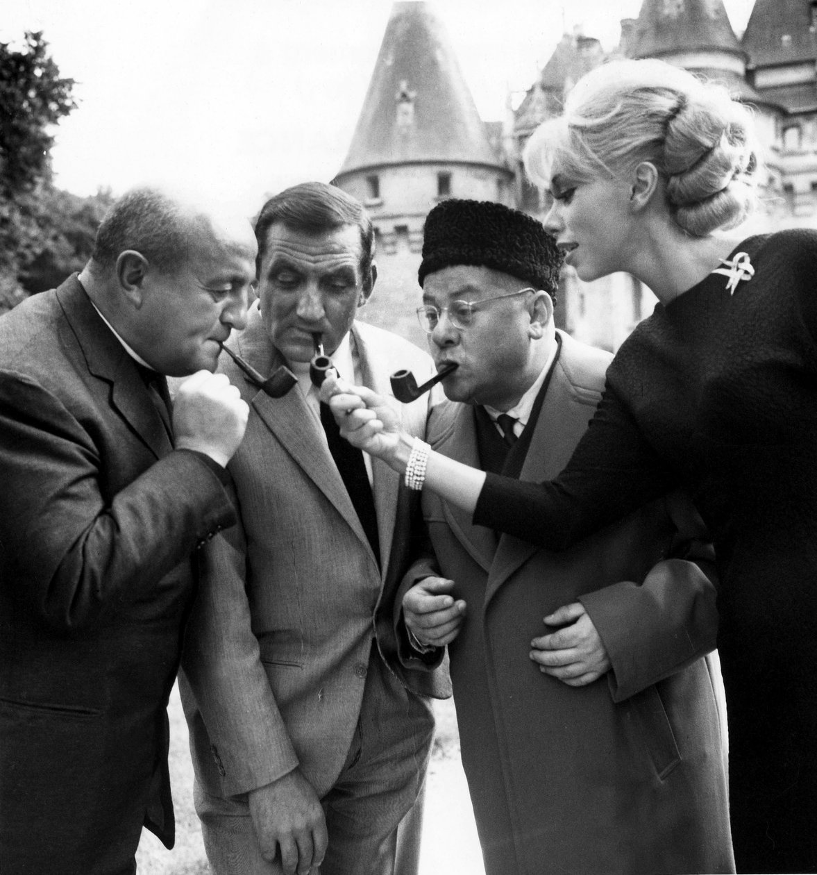 Bernard Blier, Lino Ventura, Francis Blanche a Mireille Darc na natáčení filmu Les Barbouzes v roce 1964 od Unbekannt Unbekannt