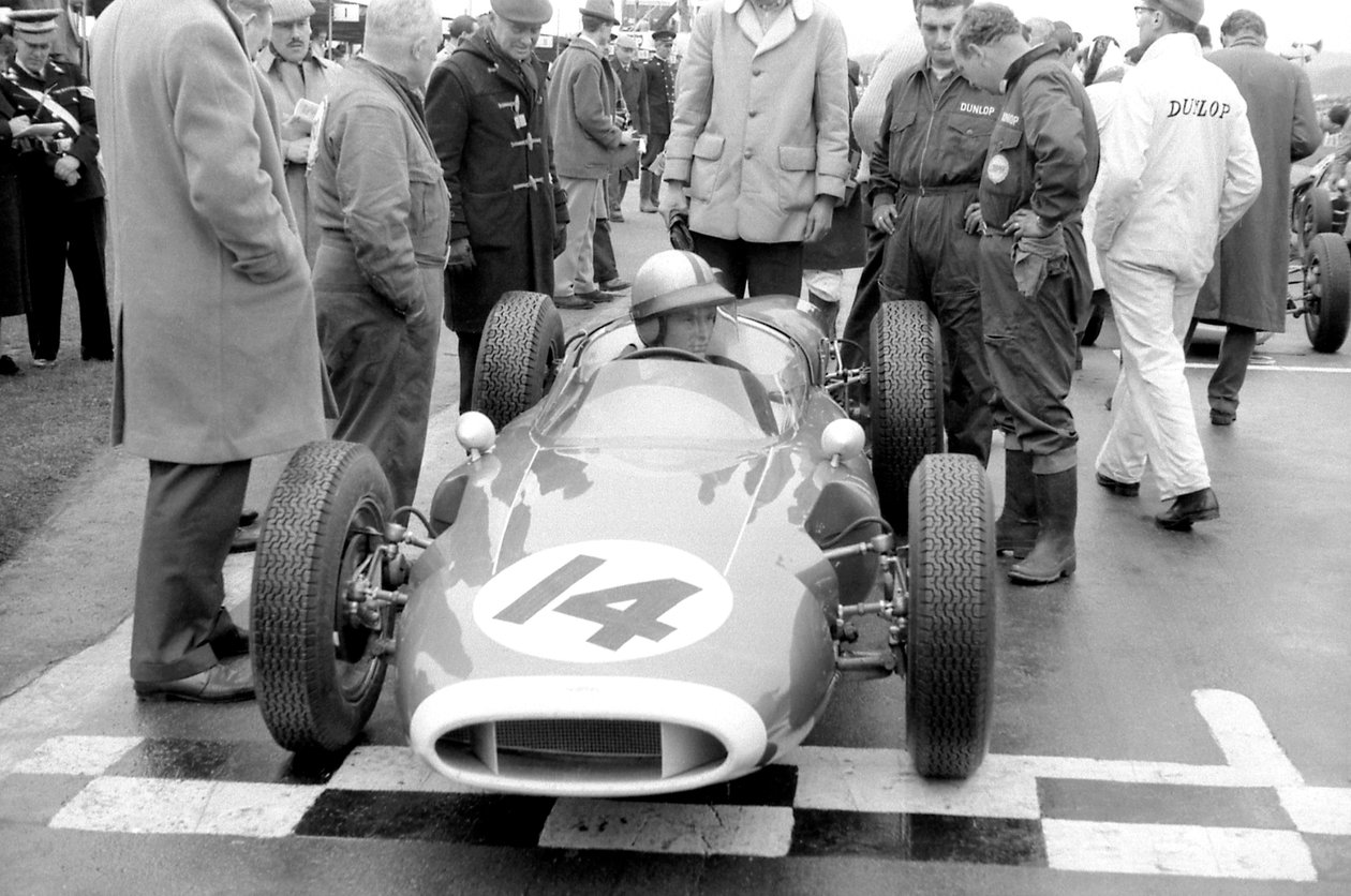 Bruce McLaren v bednáři Tommyho Atkinse na startovním roštu, 1961 od Unbekannt Unbekannt