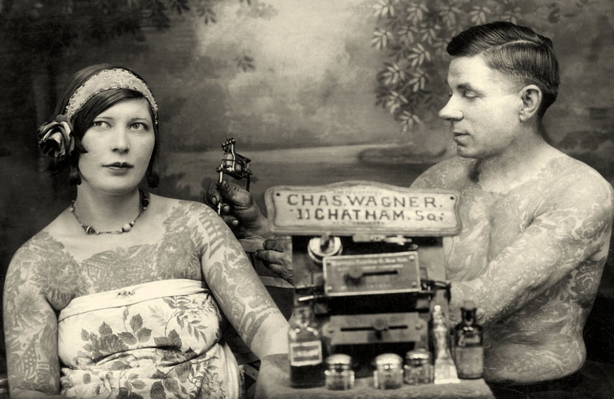 Charles Wagner tetuje klienta svým nově patentovaným tetovacím strojem. c.1905 od Unbekannt Unbekannt