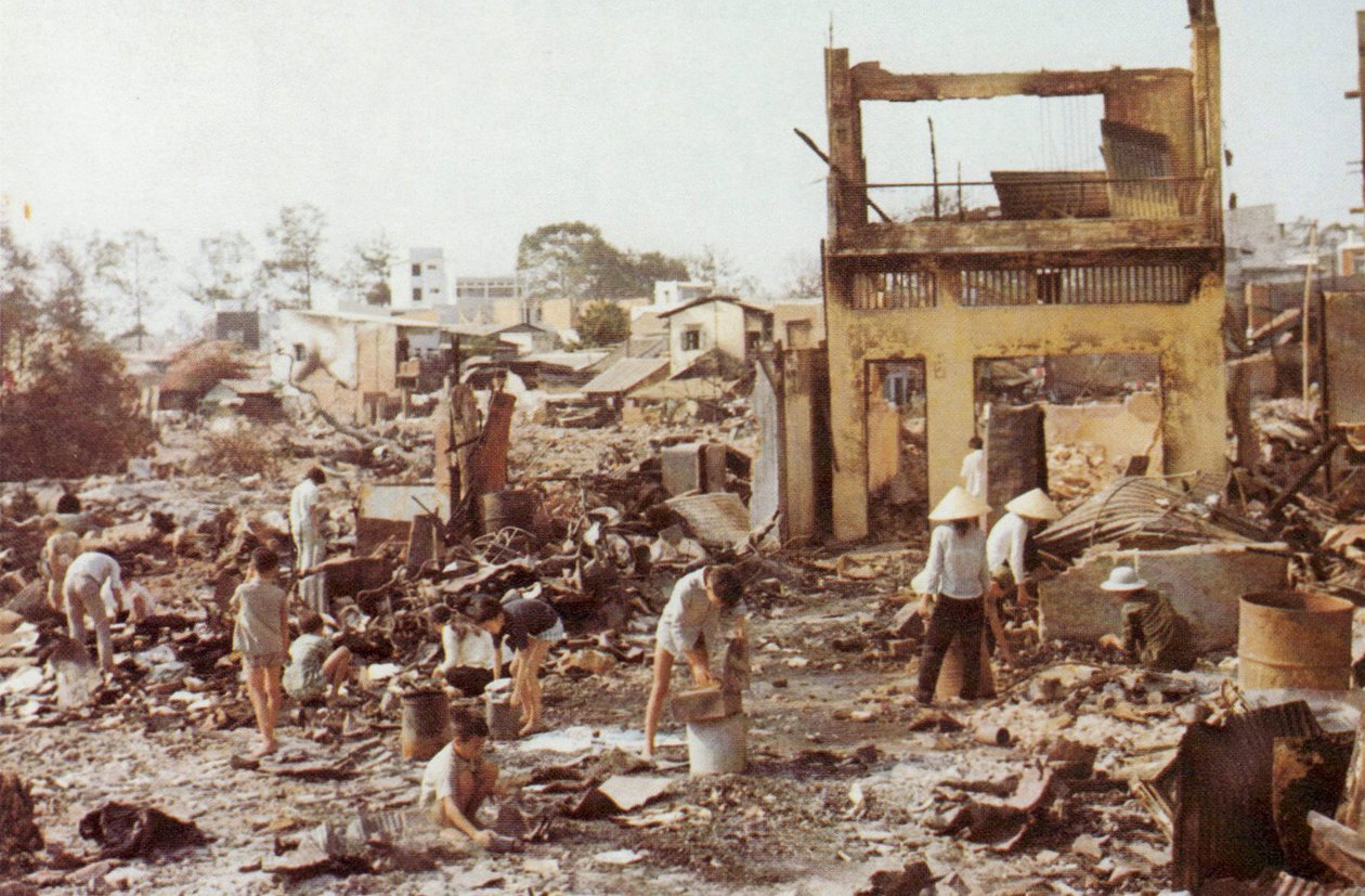 Civilisté třídí ruiny svých domovů v Cholonu, těžce poškozené čínské části Saigonu, ofenzíva Tet, válka ve Vietnamu, 1968 od Unbekannt Unbekannt