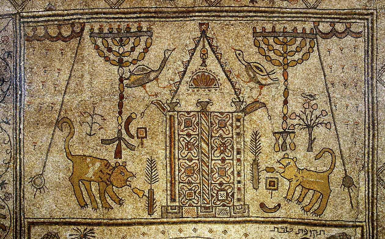 Detail of the floor depicting the Holy Ark flanked by candelabras, lions and birds od Unbekannt Unbekannt